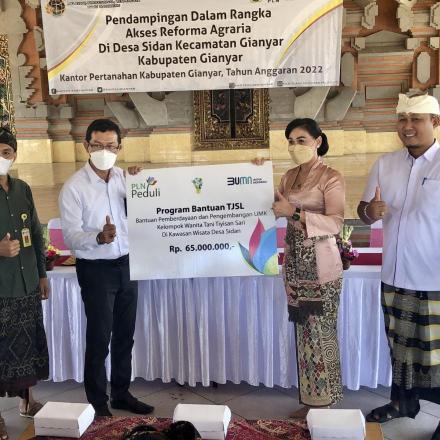 Nyonya Ida Ayu Adnyani Mahayastra Apresiasi CSR dari PLN Gianyar