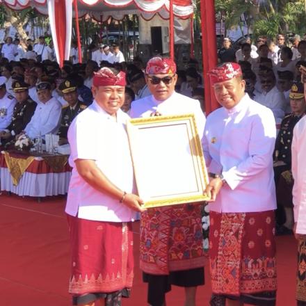 PERBEKEL DESA SIDAN MENERIMA PENGHARGAAN BALI SWACITTA NUGRAHA 2024